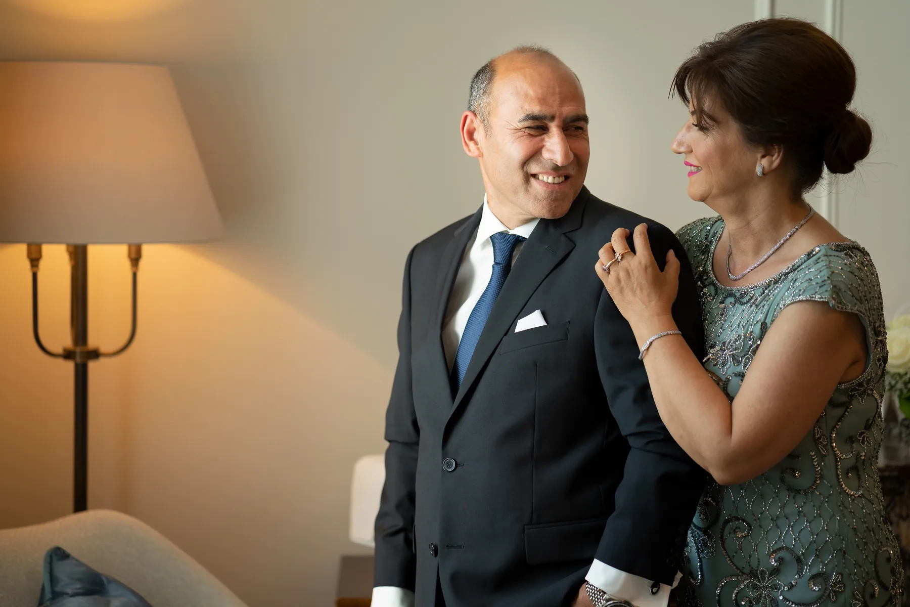 Emotionaler Familienmoment bei einer Hochzeit
