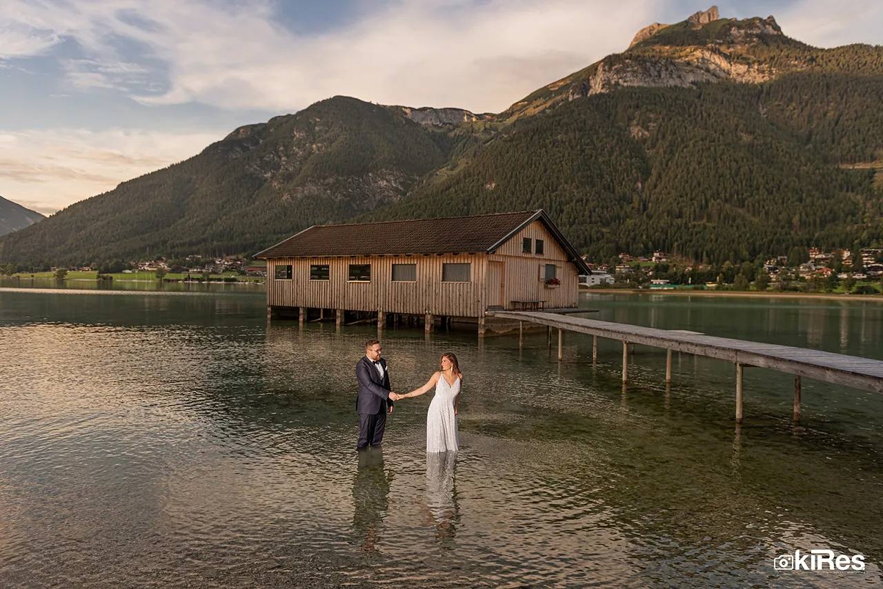 Hochzeitspaar an einem Tiroler Bergsee