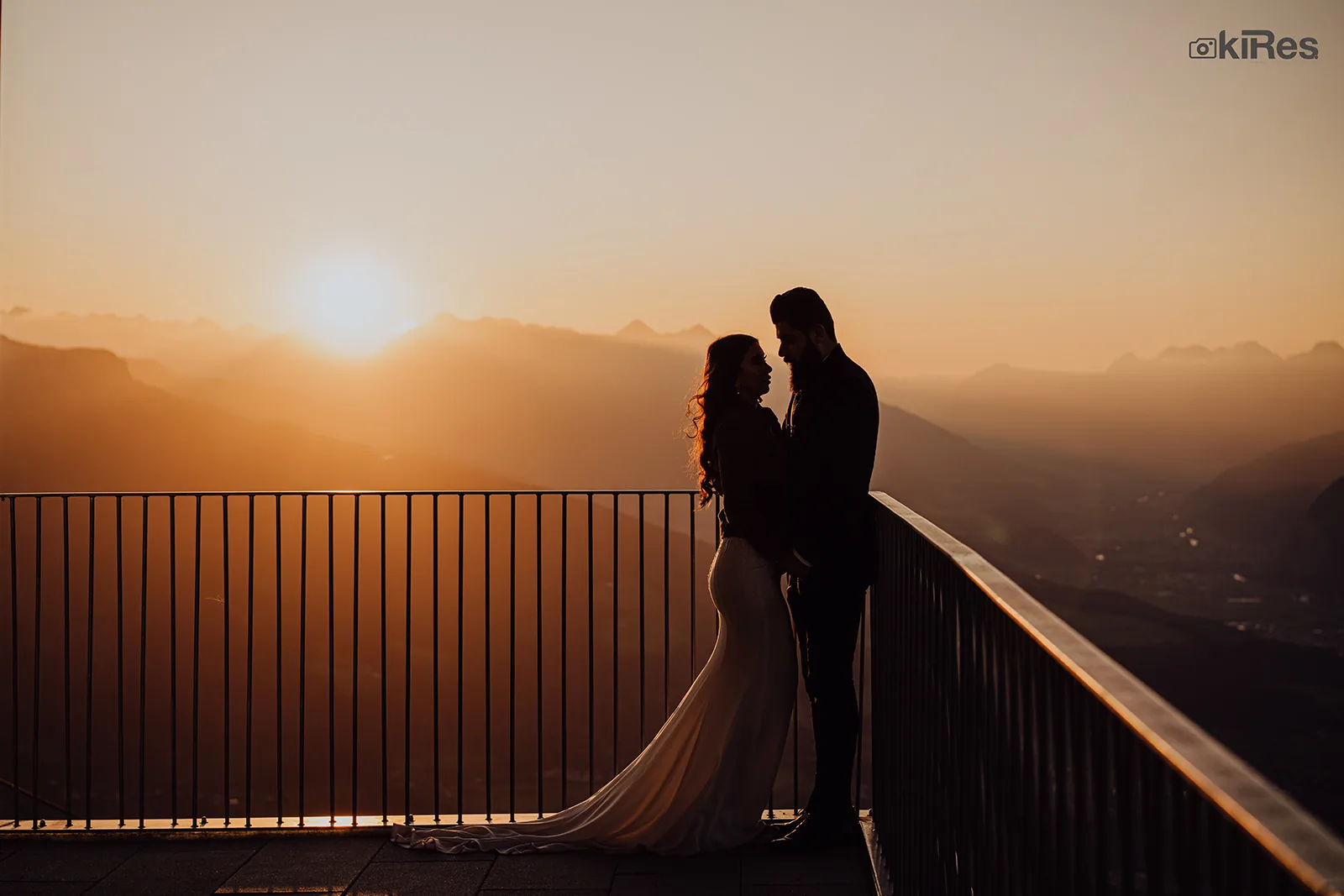 Hochzeitspaar bei Sonnenuntergang in den Bergen