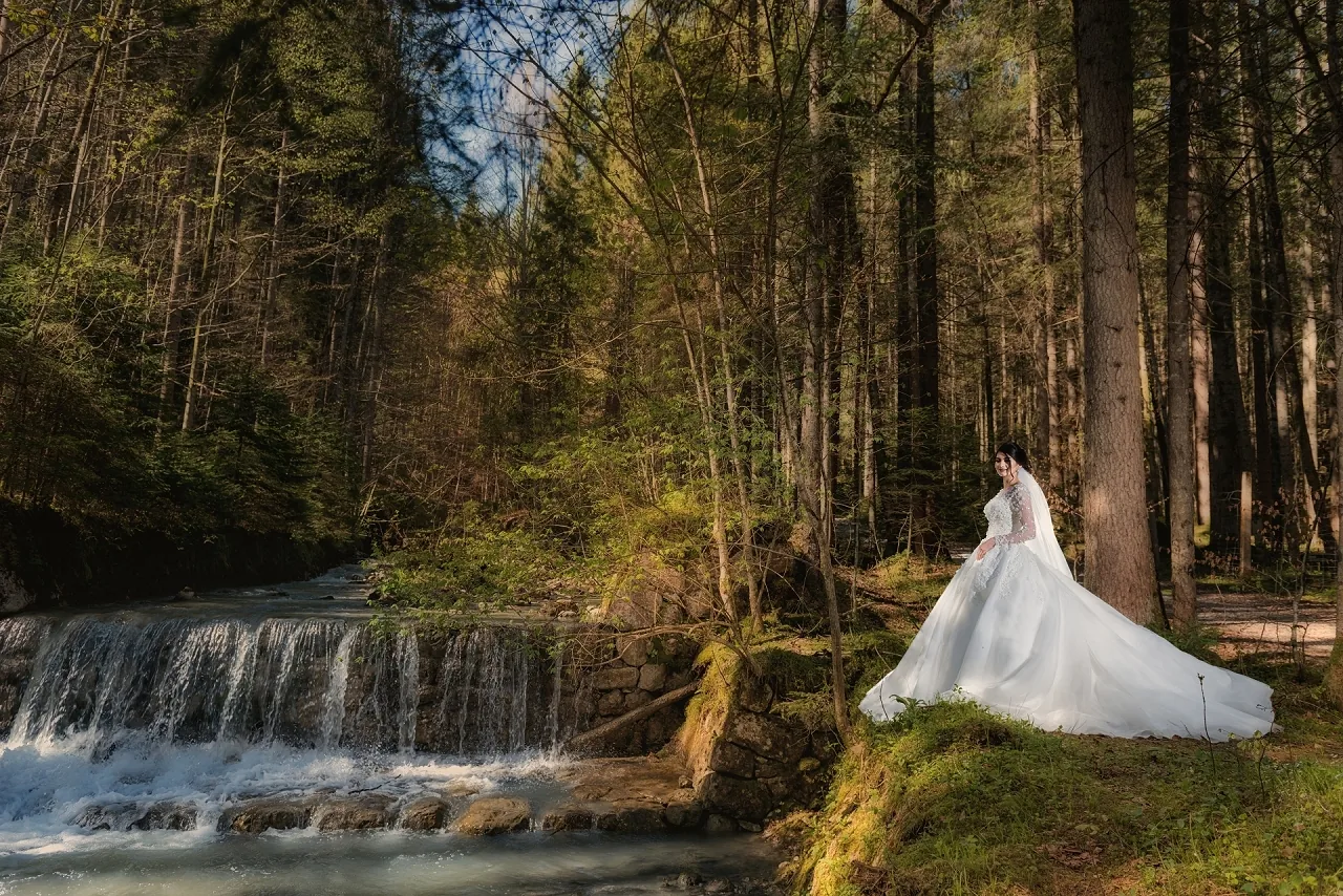 Braut im Tiroler Bergwald